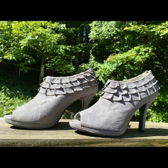 Rampage-gray ankle bootie 9.5 worn once. ruffle, zippered back - Picture 7 of 16